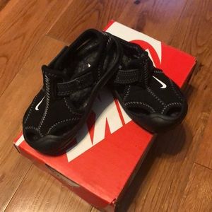 Nike baby sandals size 4
